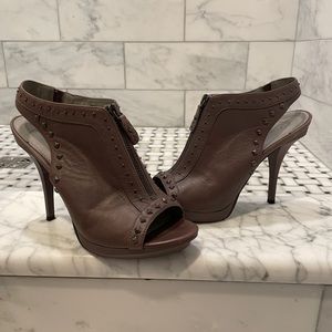 B Makowsky Krista sling back open toe heels